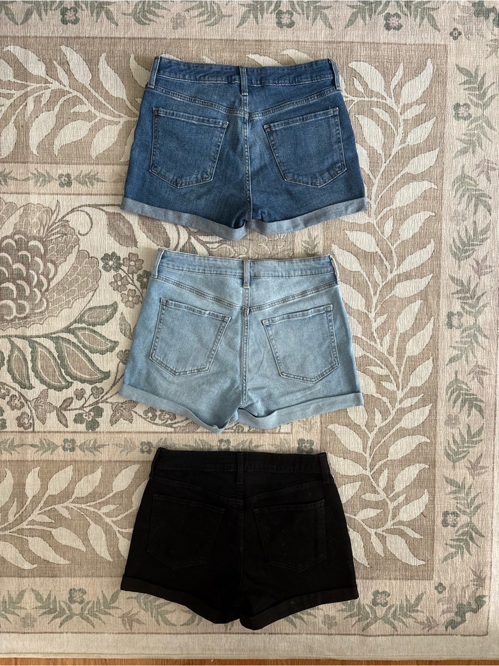 Old Navy Women's High-Waisted Wow Jean Shorts -- 3-inch inseam Bundle size 6 - Picture 2 of 8
